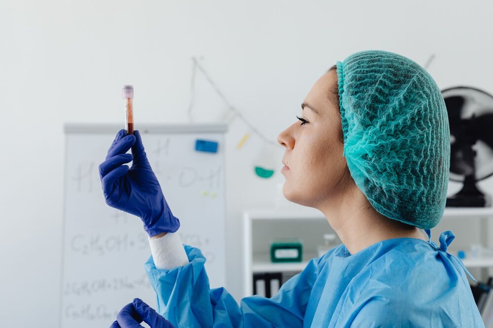 Специалист в лаборатории - экспертный подход BIOPEPLAB