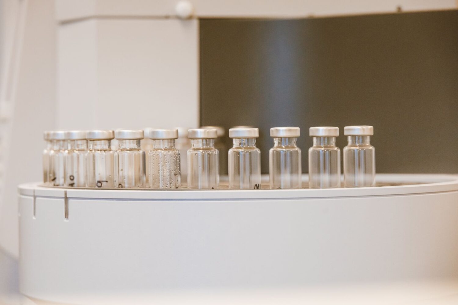 Чистые стеклянные флаконы на светлом фоне - лабораторная эстетика BIOPEPLAB